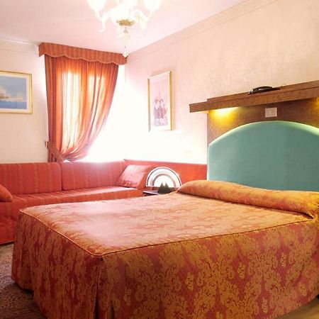 Antica Casa Carettoni Hotel Venesia Ruang foto