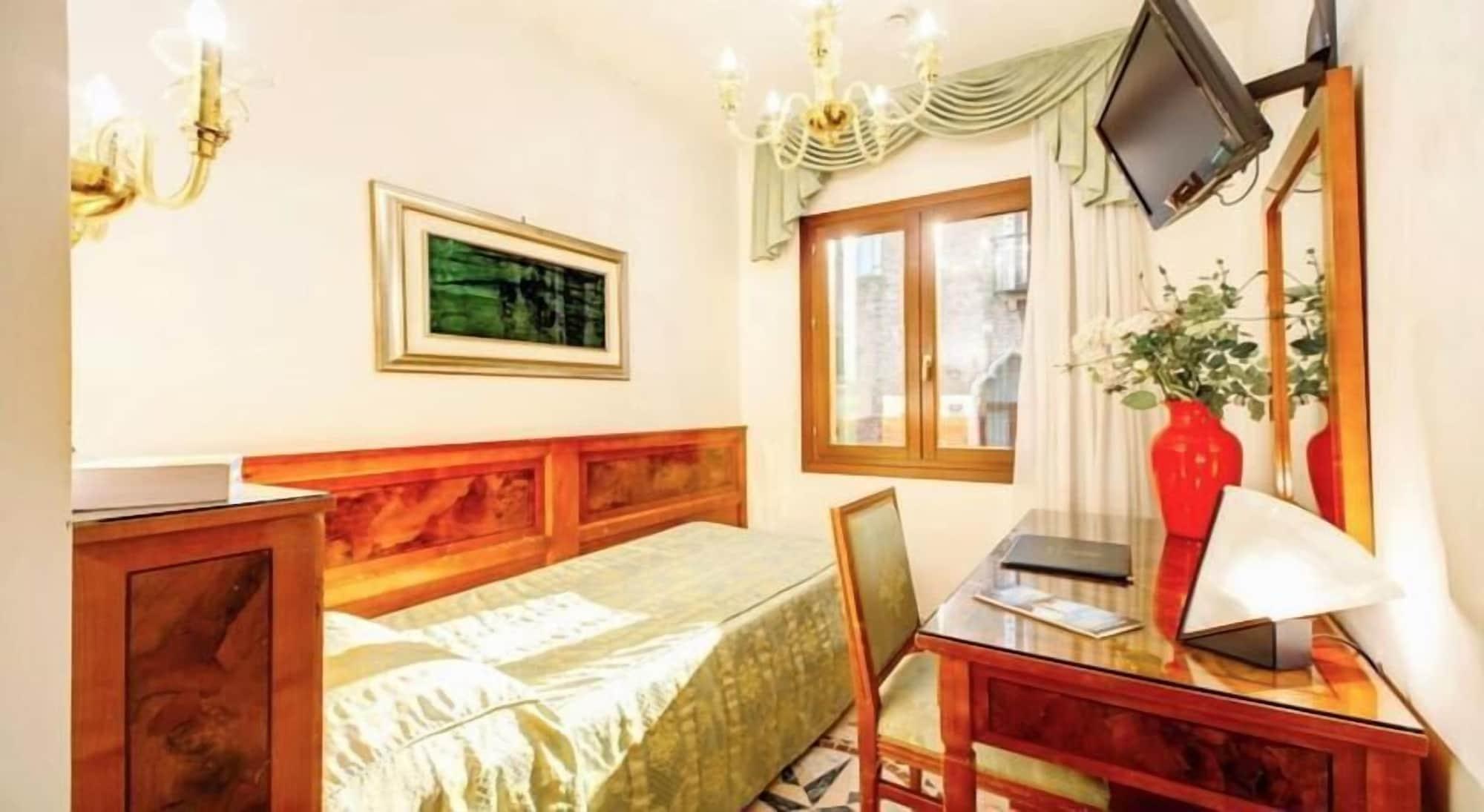 Antica Casa Carettoni Hotel Venesia Bagian luar foto