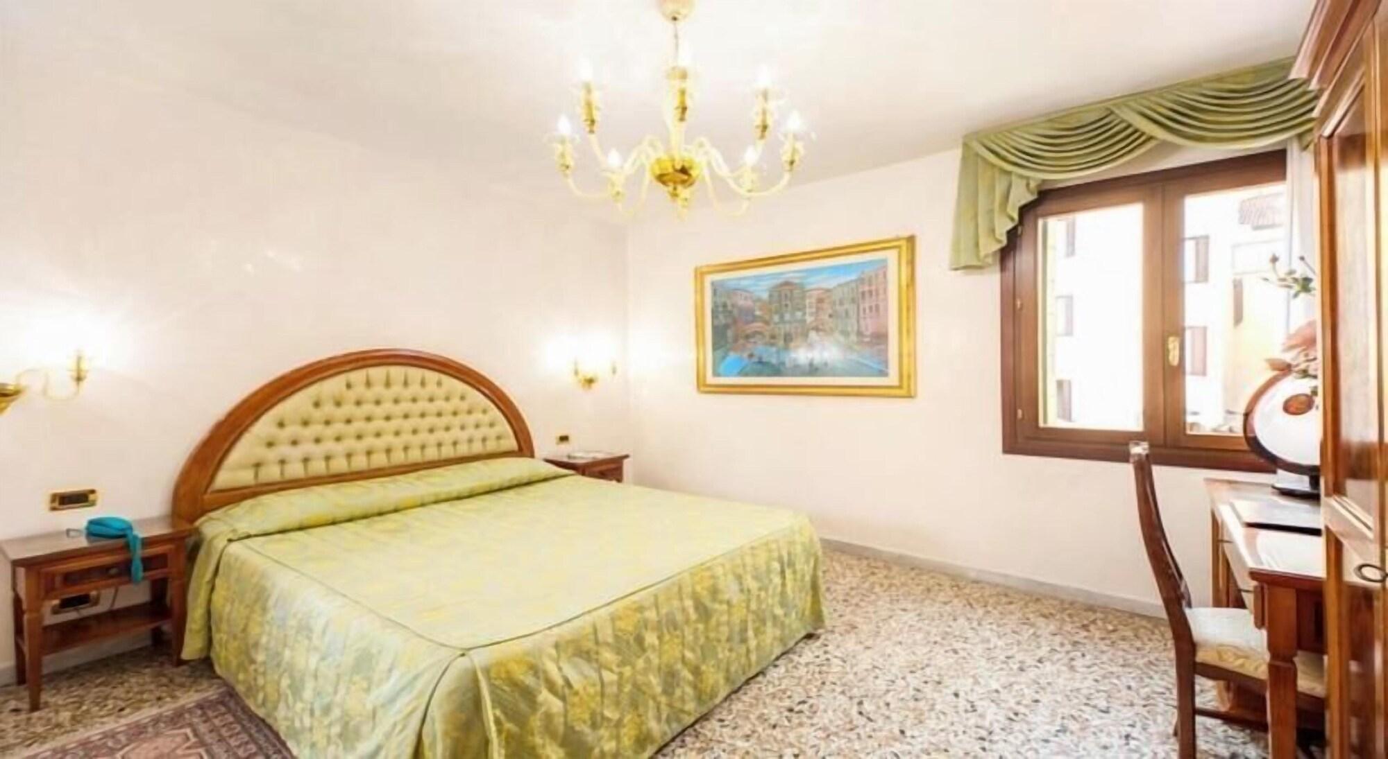 Antica Casa Carettoni Hotel Venesia Bagian luar foto