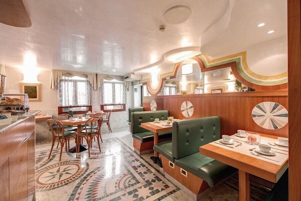 Antica Casa Carettoni Hotel Venesia Bagian luar foto