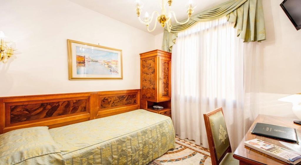 Antica Casa Carettoni Hotel Venesia Ruang foto