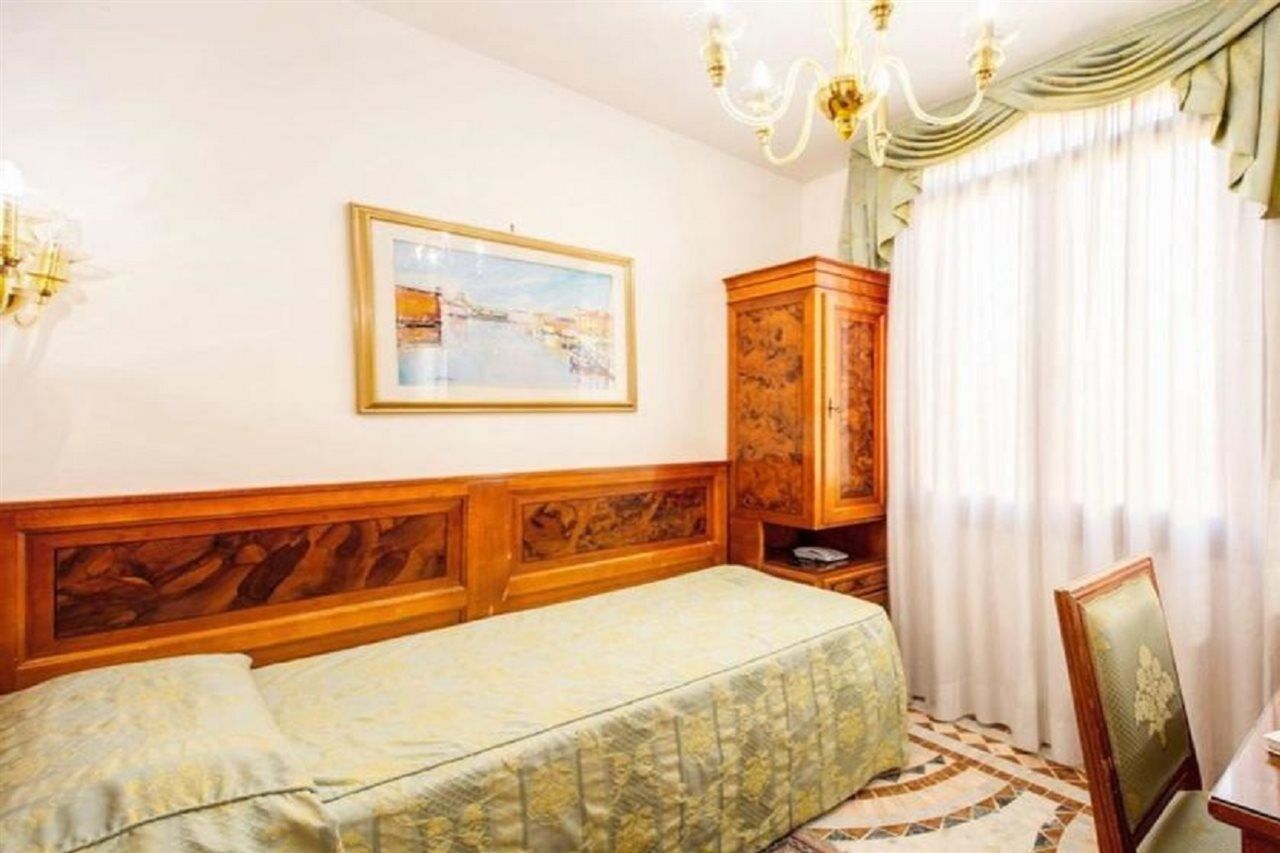 Antica Casa Carettoni Hotel Venesia Bagian luar foto